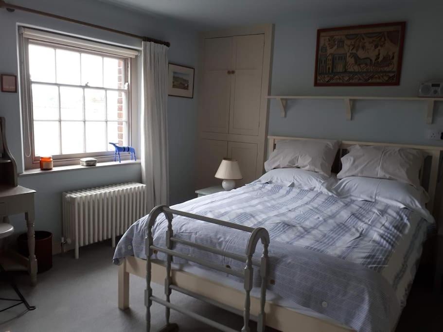 No. 27'S Self-Catering Flat For A Memorable Break. Bridport Exterior photo